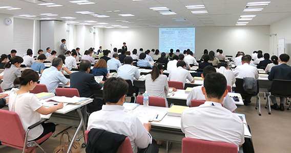 施策説明を聞く参加者