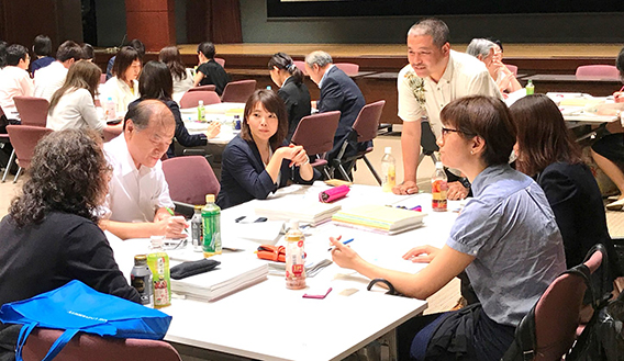 演習に取り組む参加者と助言する神吉講師