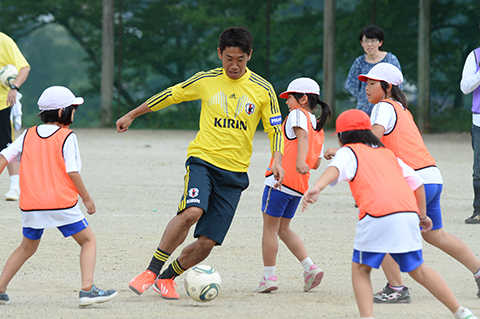 有名選手による小学校でのサッカー教室の様子の画像