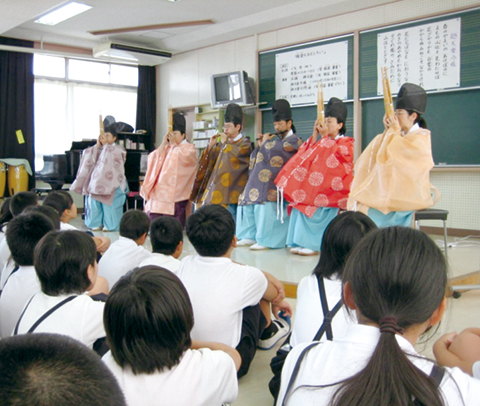 小学校での雅楽体験（文化庁から講師を派遣する様子の画像