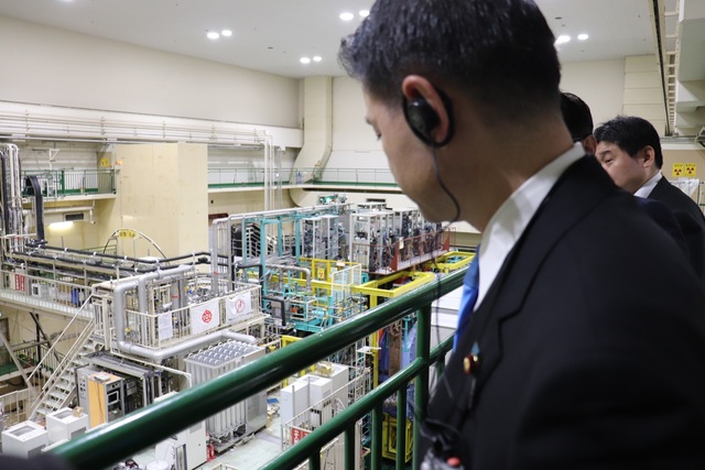 MEXT Minister visits the High Energy Accelerator Research Organization (KEK), the National Research Institute for Earth Science and Disaster Resilience (NIED) and the National Institute for Materials Science (NIMS)
