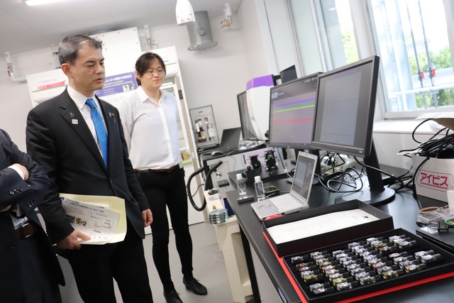 MEXT Minister visits the High Energy Accelerator Research Organization (KEK), the National Research Institute for Earth Science and Disaster Resilience (NIED) and the National Institute for Materials Science (NIMS)