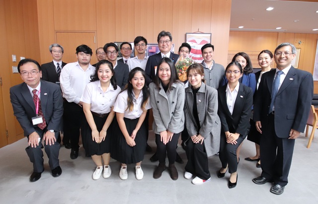 Thai students from King Mongkut’s University of Technology in North Bangkok pay courtesy visit to MEXT Minister
