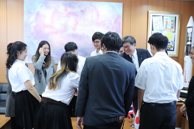Thai students from King Mongkut’s University of Technology in North Bangkok pay courtesy visit to MEXT Minister