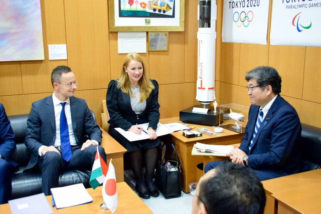 Hungary’s Minister of Foreign Affairs and Trade pays courtesy visit to MEXT Minister