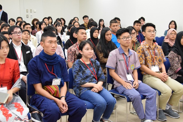 50 high school students from Asia visit MEXT 