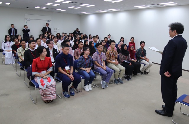 50 high school students from Asia visit MEXT 