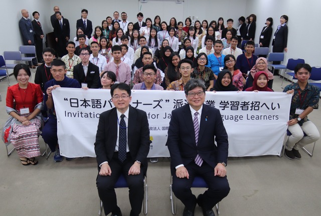 50 high school students from Asia visit MEXT 