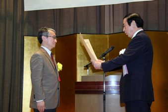 Photo 3 Ceremony for people who served under the HAYABUSA project (Yoshiaki Takagi Minister (right), Dr. Kawaguchi m JAXA, (left)