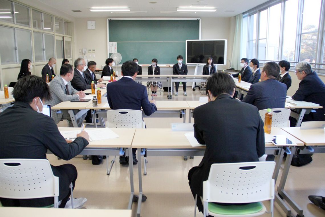 学校運営協議会委員と生徒との懇談会(提供:山梨県立笛吹高等学校)