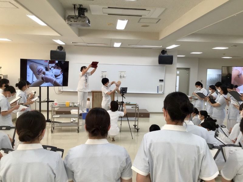 教員のデモンストレーションの様子をリアルタイムで共有(提供:大成女子高等学校)