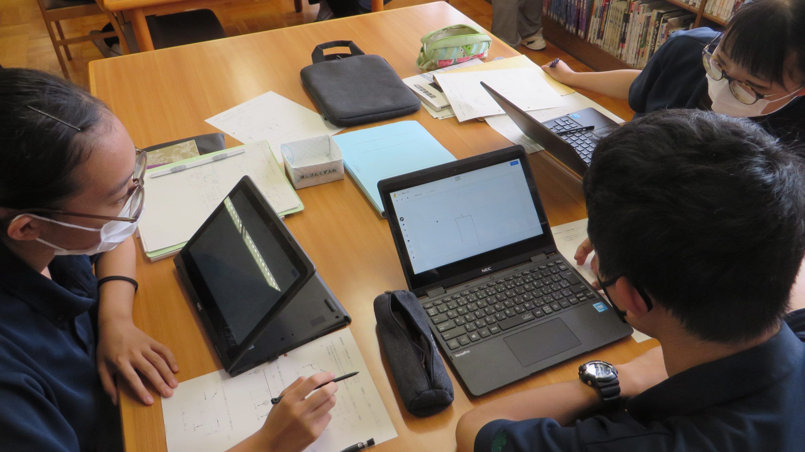 協働学習では、教え合いや対話が自然に生まれていた(提供:山梨県立甲府工業高等学校)