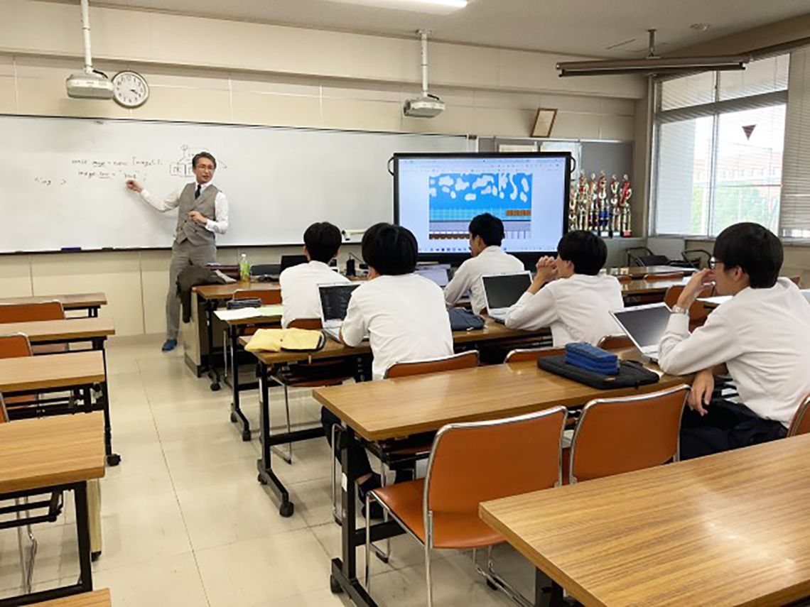 情報科学・ラボのWeb研究チームが連携している専門学校の教員から特別講義を受けている。(提供:京都府立京都すばる高等学校)