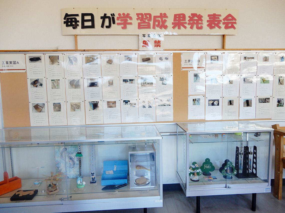 校内には生徒のさまざまな作品が展示されている。