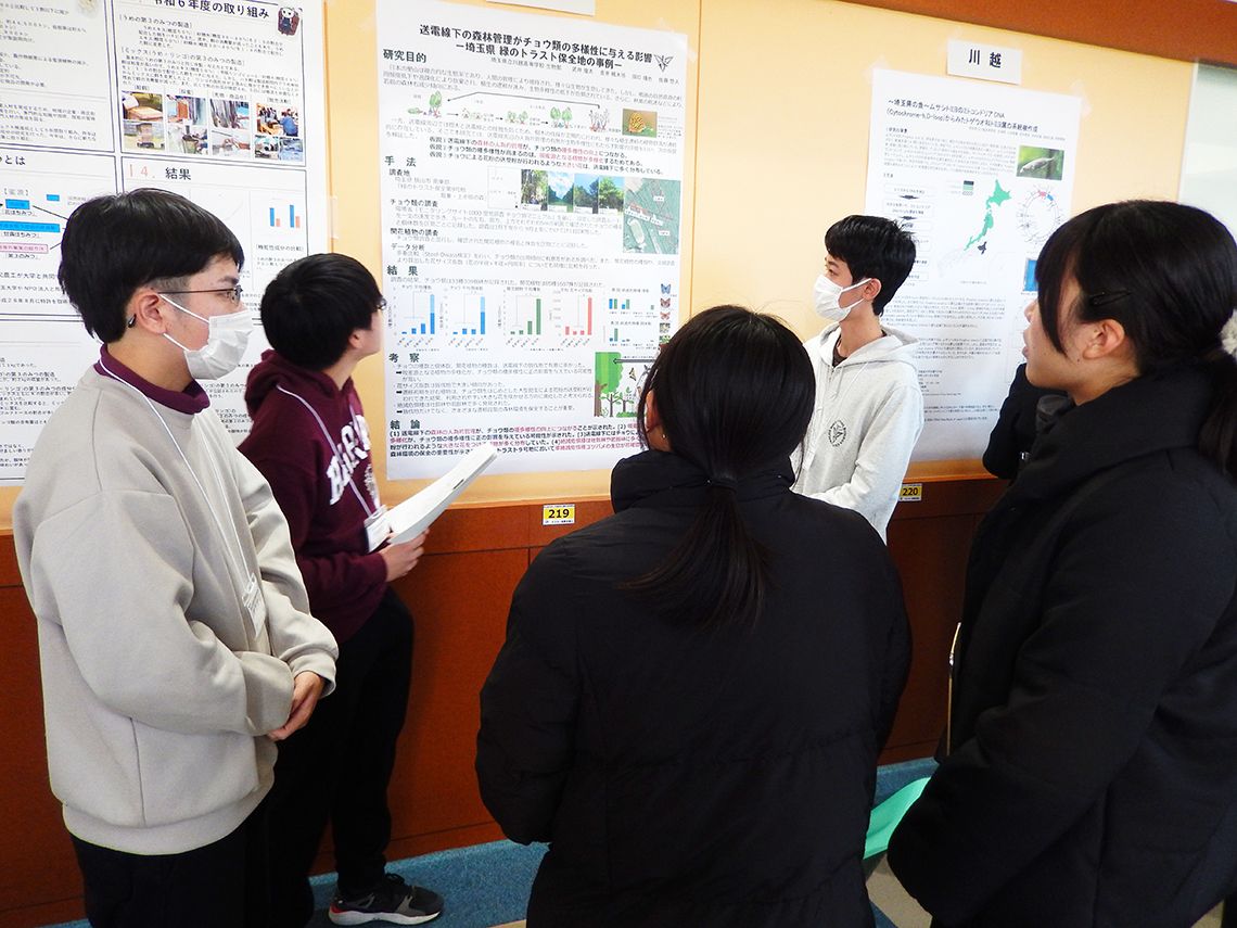 ポスター発表では、他校の高校生や教職員、大学関係者などと発表者との活発な意見交換が行われた。(提供:埼玉県教育局)