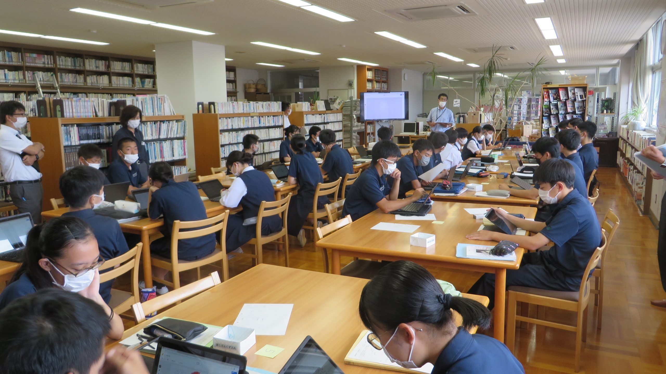 図書館での授業風景。ひとつの机に、4人が向かい合って座ることができ、グループ学習を行ないやすい(提供:山梨県立甲府工業高等学校)