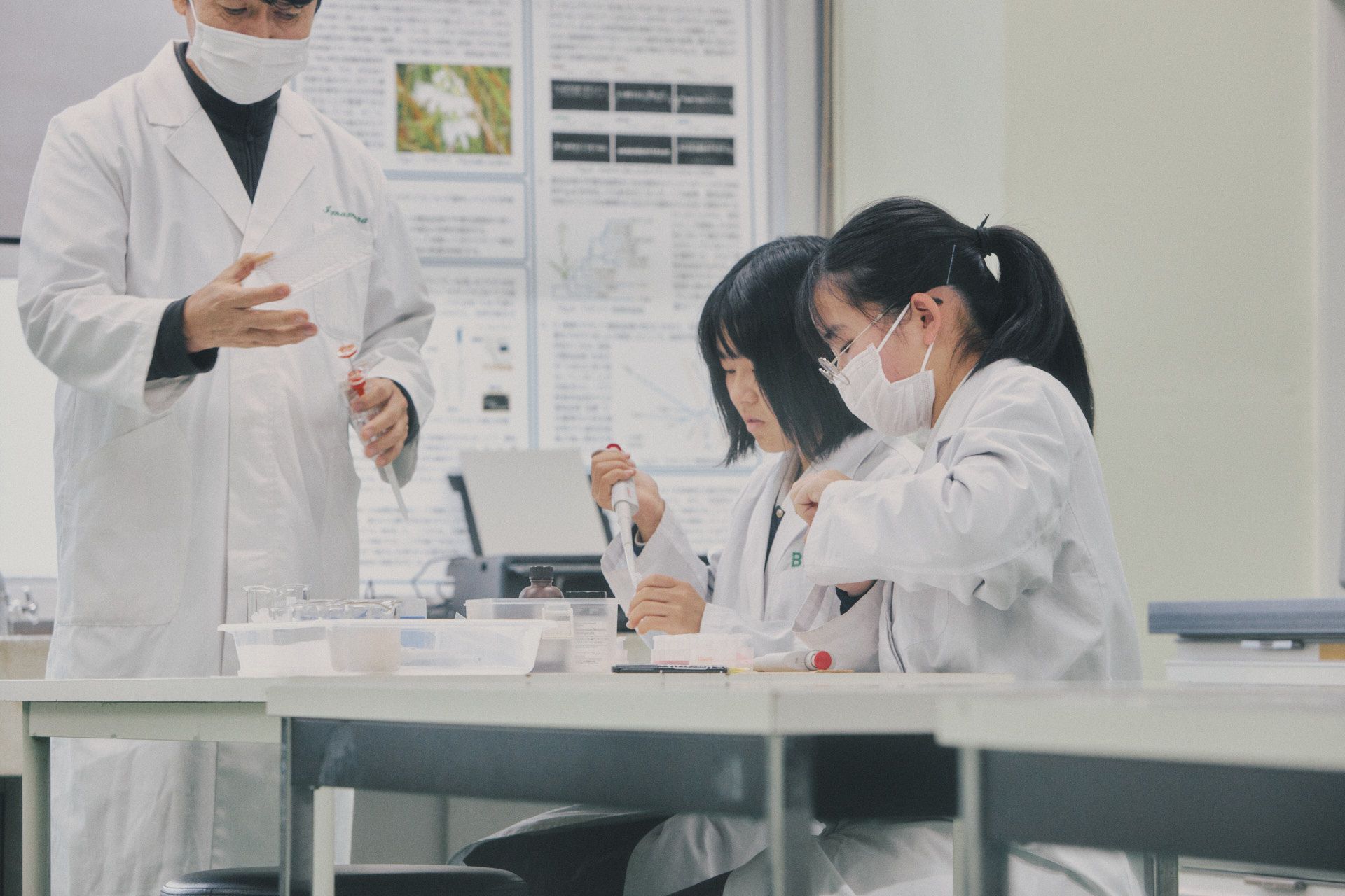 実験器具を使いこなす生徒たち。今村先生は「大学の真似事をしたいわけではない」と、生徒たちの好奇心を重視してサポートをしている。授業後の研究会では放課後の下校時間ギリギリまで実験をする生徒も少なくない