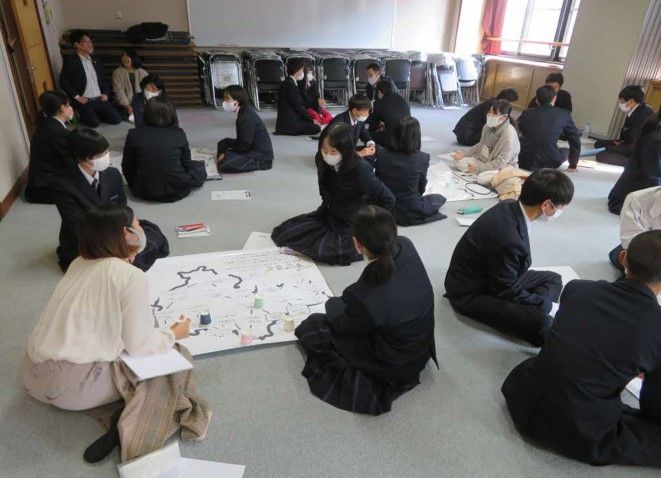 高校生たちが、地域の伴走者とともに課題に向き合う様子（提供：島根県教育委員会）