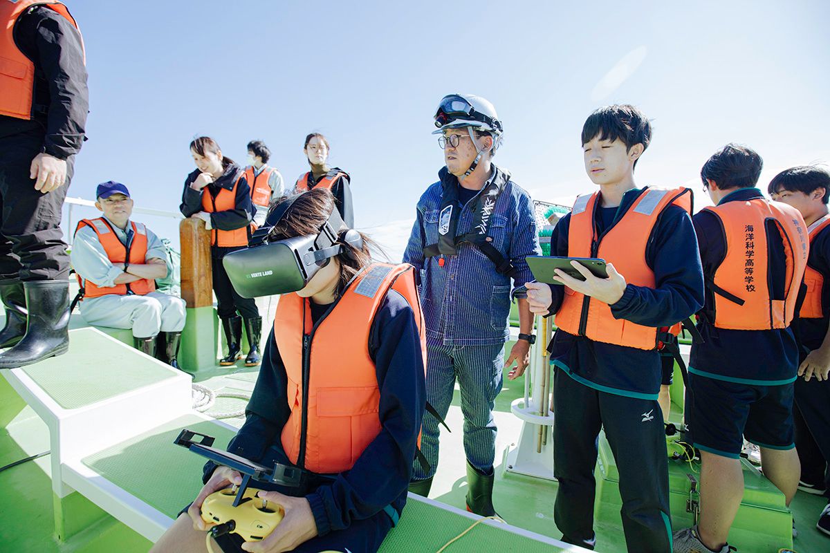 VRゴーグルで海中を観察する生徒