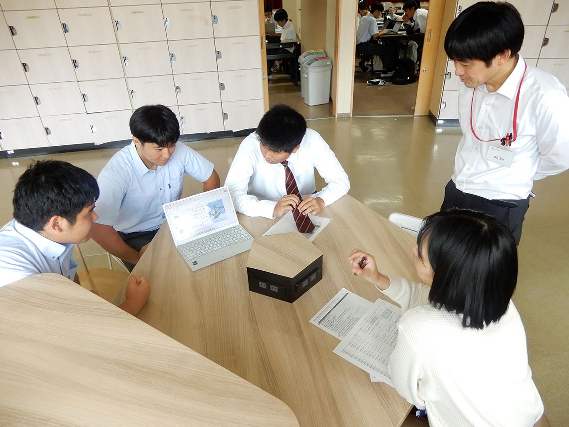 生徒が探究担当の教員とプロジェクトの内容についてミーティング