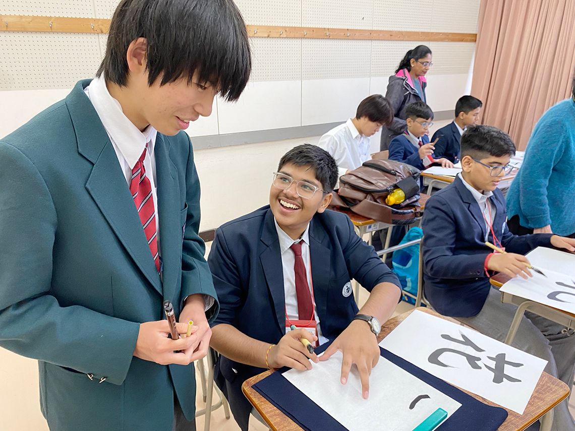 書道で交流する小国高校の生徒とインドの生徒(提供:山形県立小国高等学校)