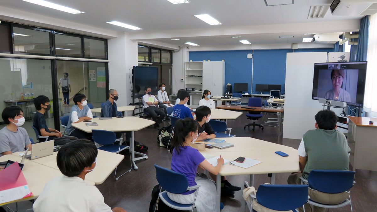 職員室横に設置されている「STEAMルーム」。ガラス張りの壁のため廊下からも授業の様子がわかる。(提供:兵庫県立兵庫高等学校)