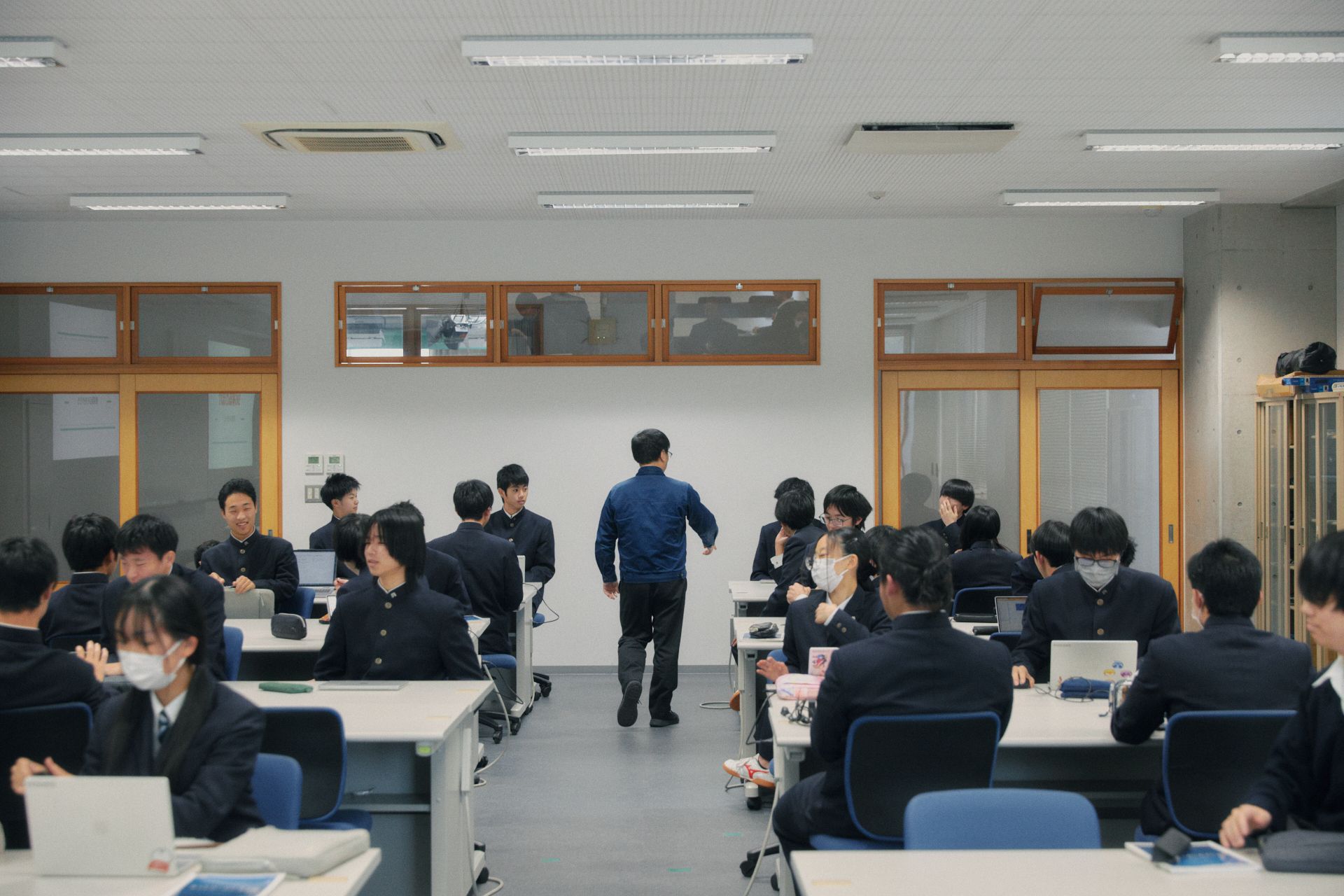 授業中、教室を周りながら生徒の質問に答える湯澤先生。生徒の疑問には先生が答えていくのがポイントだ