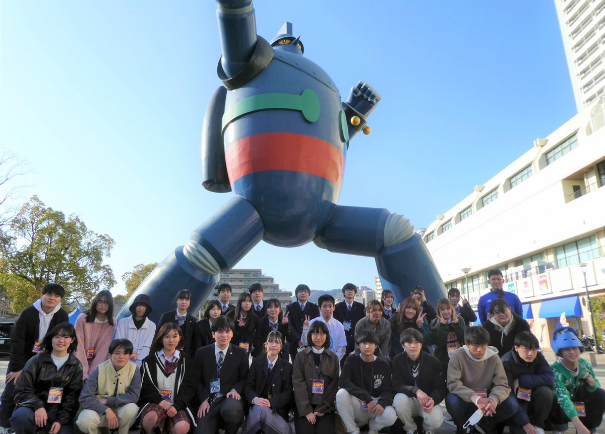 「長田区・高校生鉄人化まつり」での集合写真(提供:兵庫県立兵庫高等学校)