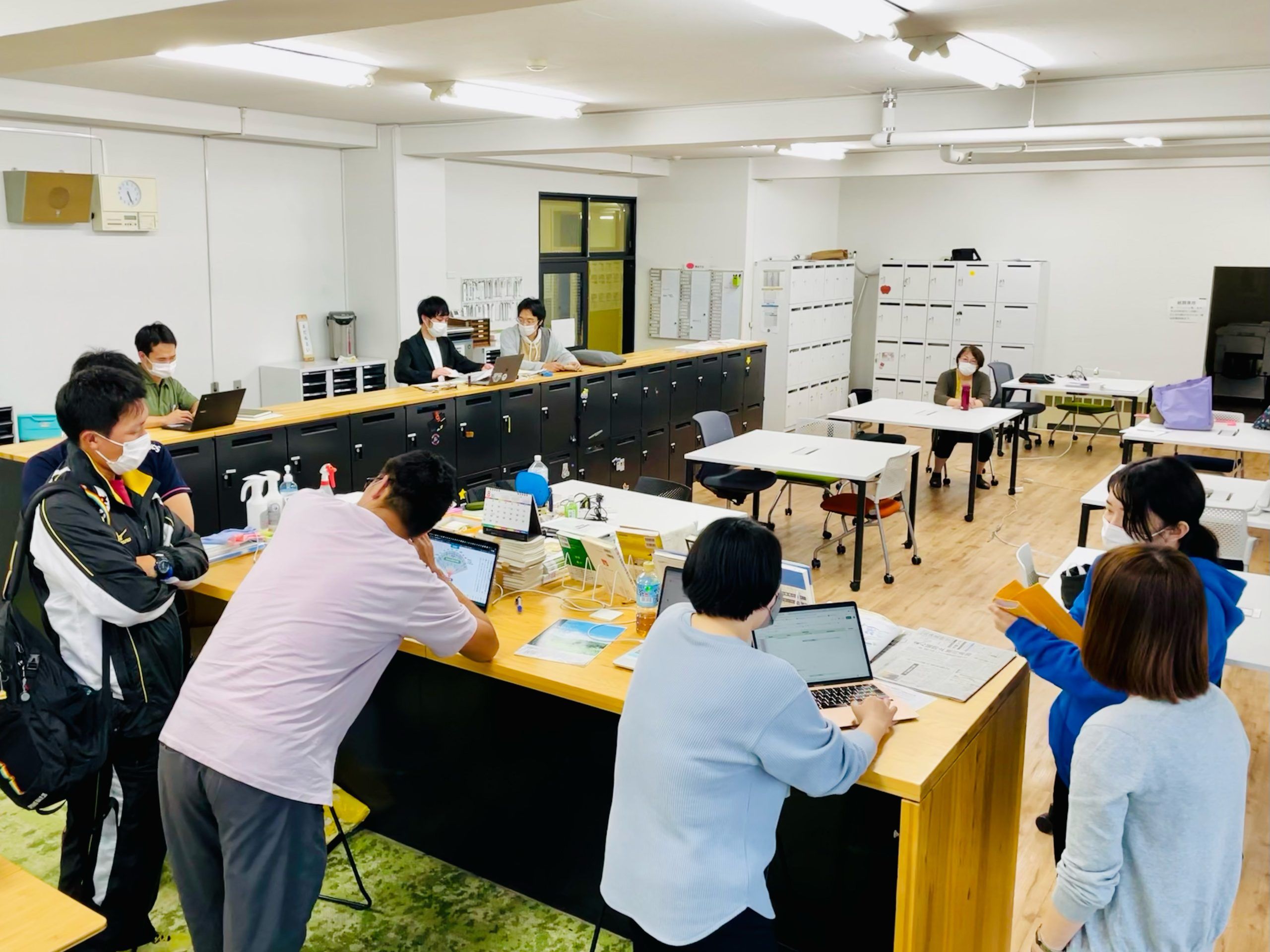 そのときの様子。会が終わったあとも対話を継続している。（提供：札幌新陽高等学校）