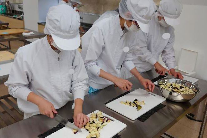 1年生が栽培したナスを使い、3年生の加工コースの「食品製造」で、園芸高校オリジナルカレーパンを製造した。（提供：東京都立園芸高等学校）
