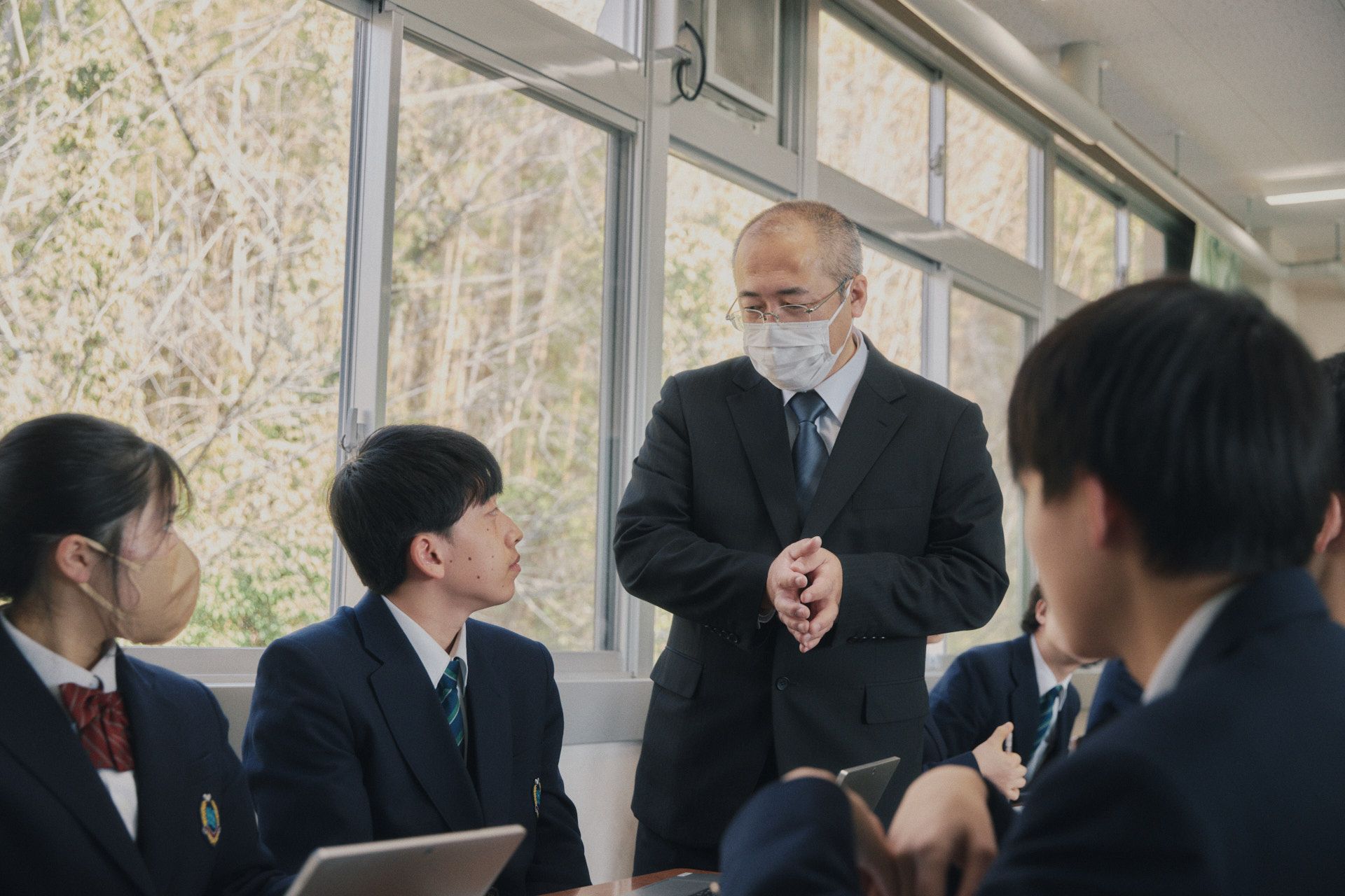 生徒たちが迷っていると、ヒントを出しに行く。また生徒たちがぽろっと発した発言にも「気づき」が多いので、聞き逃さないようにテーブルを回るようにしている