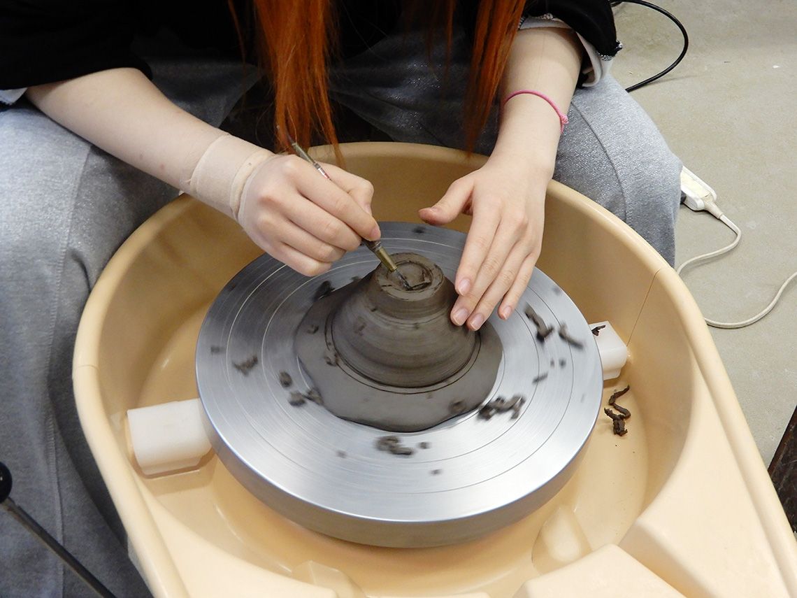 陶芸は生徒に人気のある選択講座だ。この日は茶碗を制作していた。