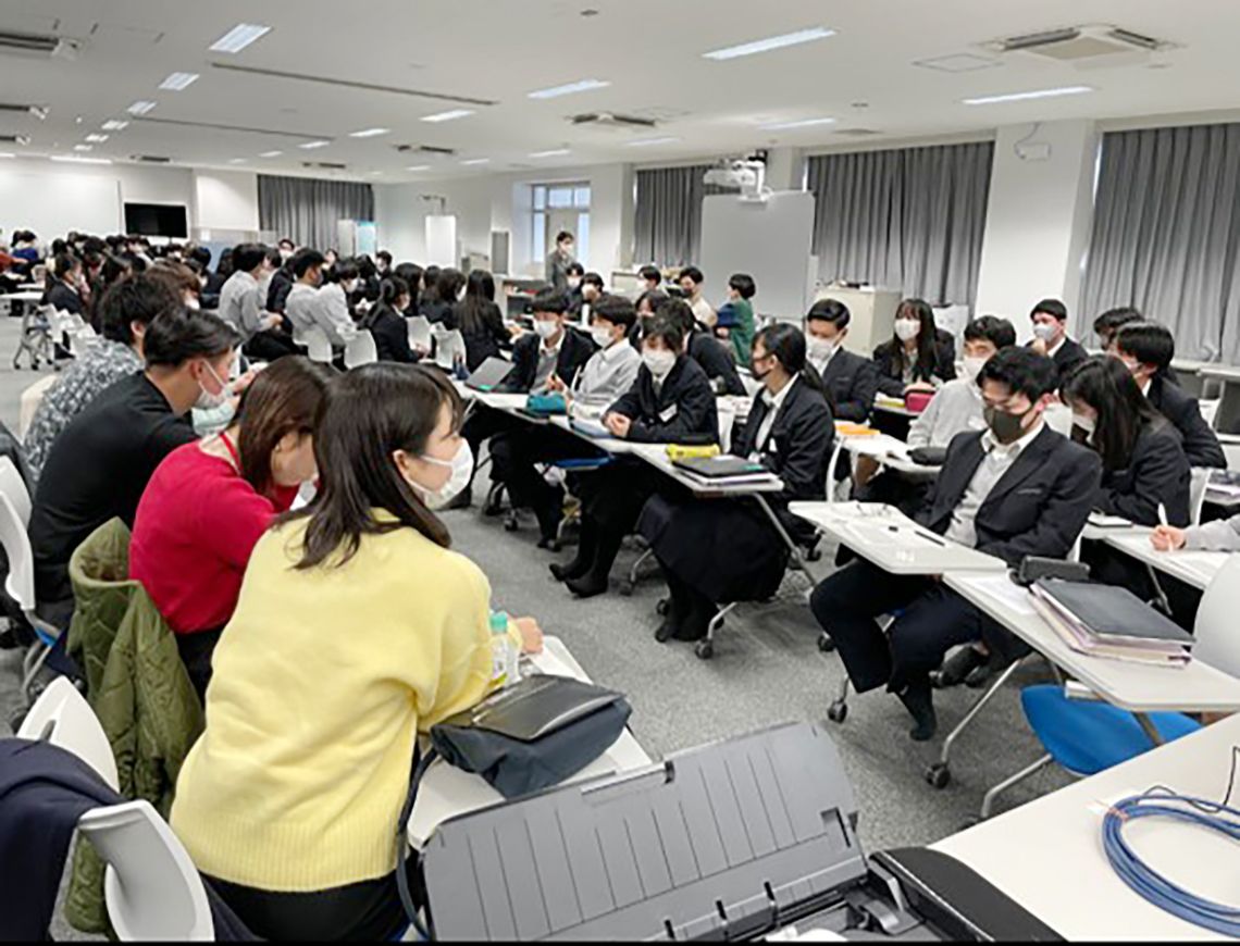 2年では、大学生とゼミナール交流を行う。(提供:大阪府立大阪ビジネスフロンティア高等学校)