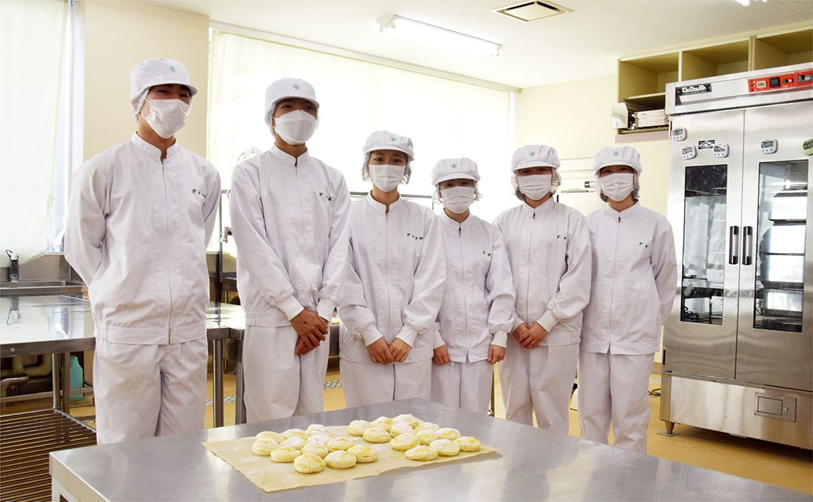 笛吹市産の桃を使ったお菓子づくりに挑戦するグループ