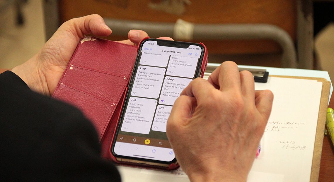 自分の端末やスマートフォンから他の生徒の回答にコメントを記入している生徒(提供:神奈川県立横浜修悠館高等学校)