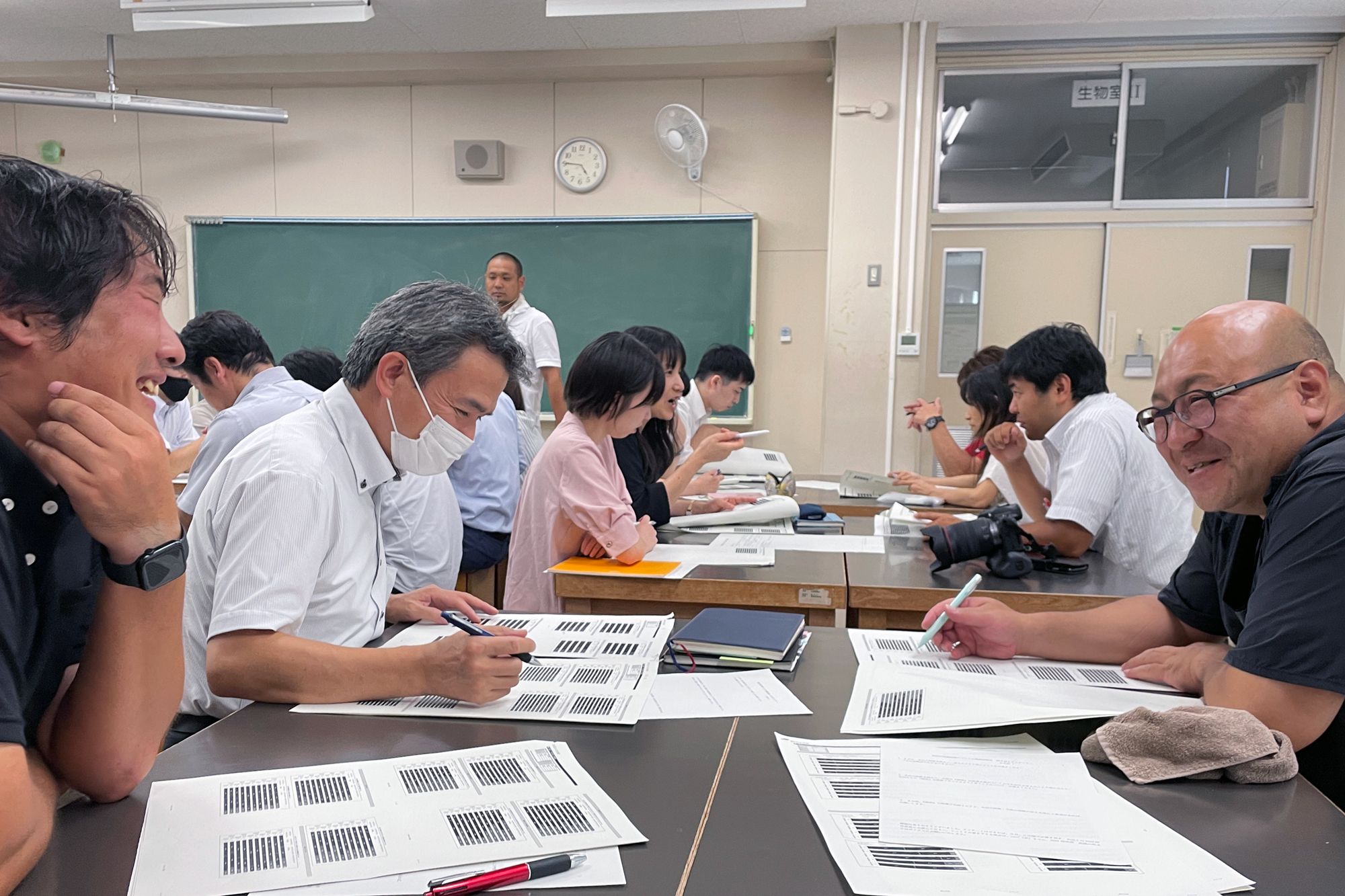 教員同士の「お茶会」の様子。気軽に悩みごとを相談・共有する場がコミュニケーションを活性化(提供:福井県立若狭高等学校)