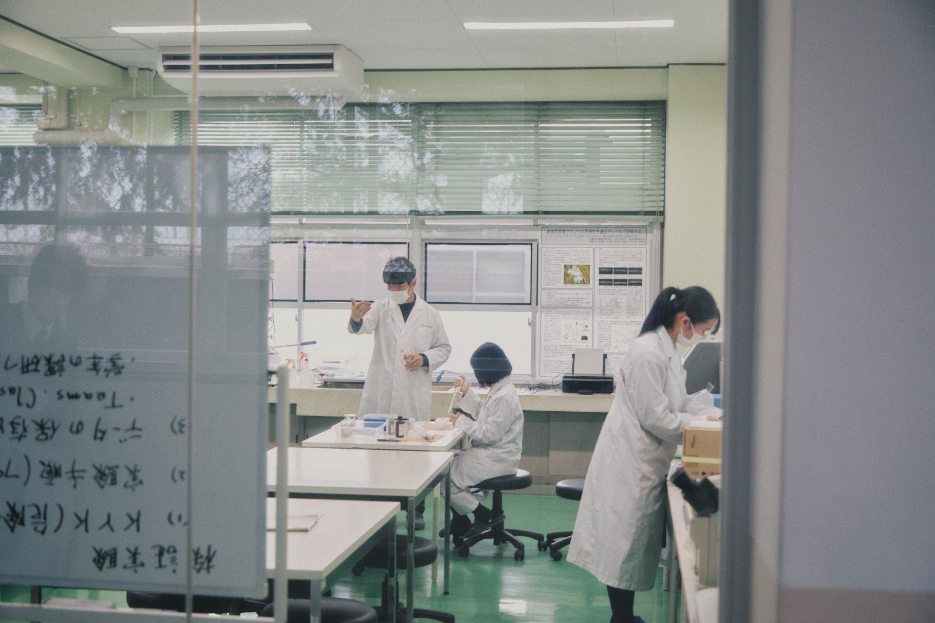 校庭を臨む廊下に面する教室はガラス張りで、部活動に勤しむ生徒からも、実験をする様子が伺える。開かれた教室をつくることが、今村先生が着任当初から抱いていた理想のひとつだった