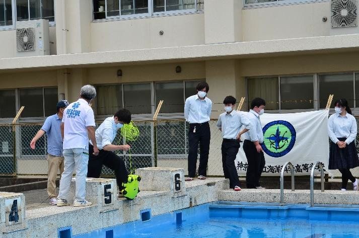 学校のプールで、水中ドローンの操縦体験を行った。(提供:神奈川県立海洋科学高等学校)