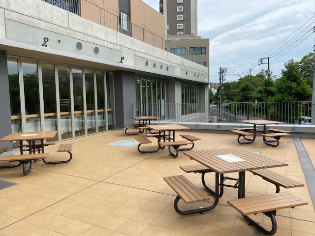 開放的な食堂は朝から夕方まで営業しており、生徒が授業の合間に食事や休憩をとることができる。(提供:広島市立広島みらい創生高等学校)