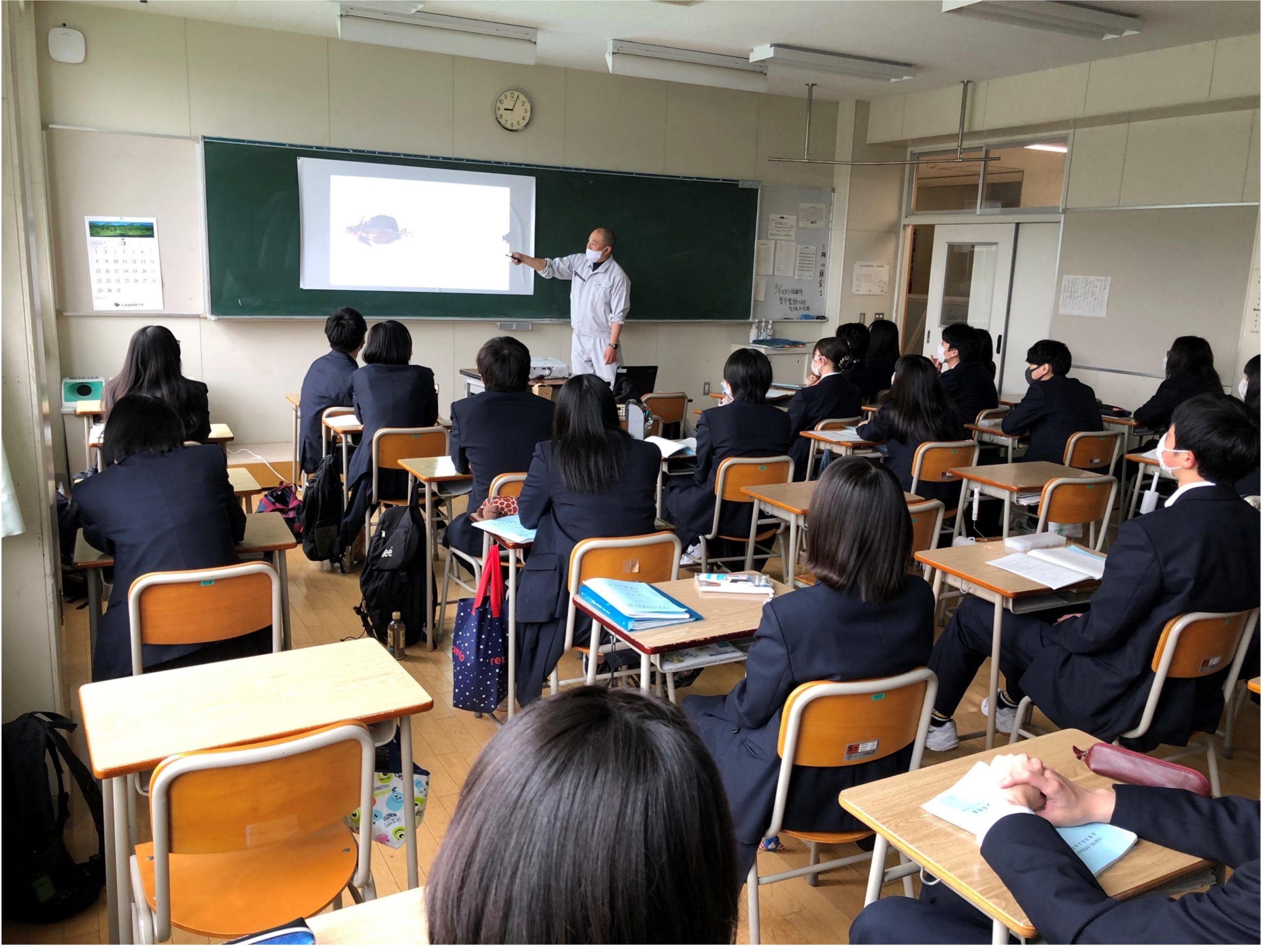 授業で学ぶ魚介類の写真を大きく提示することで、生徒の興味関心をもたせる(提供:北海道小樽水産高等学校)