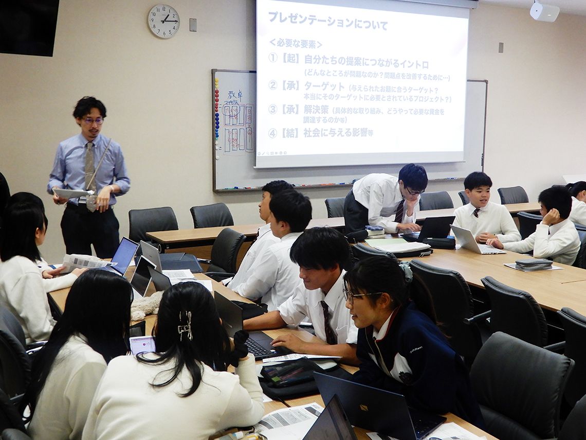 高校1年「探究」。企業から提供される複数の課題の中からグループで選択し、解決方法を考えている。この時間はプレゼンテーション作成スキルを身につけることを目標としていた。