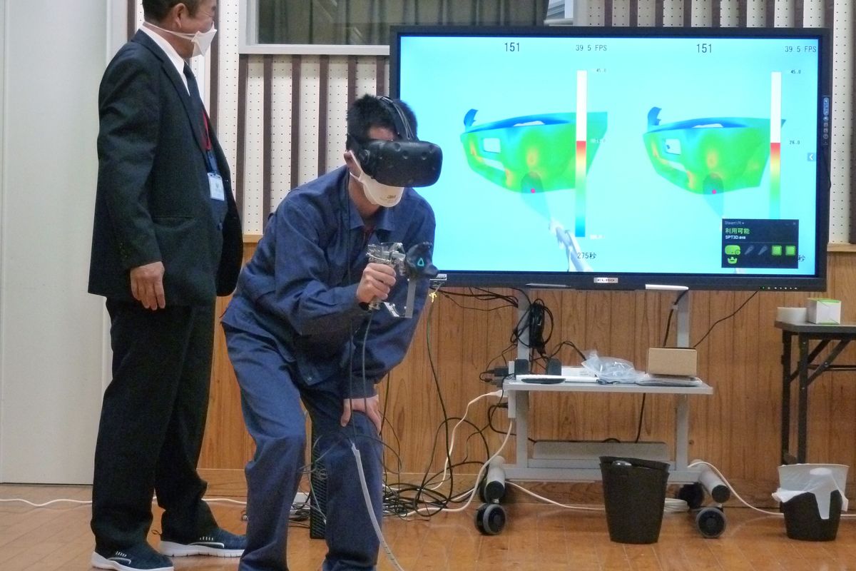 情報技術科および機械科の生徒が受けた出前授業では、生徒がVRを用いた溶接・塗装シミュレータの操作に触れる場面も