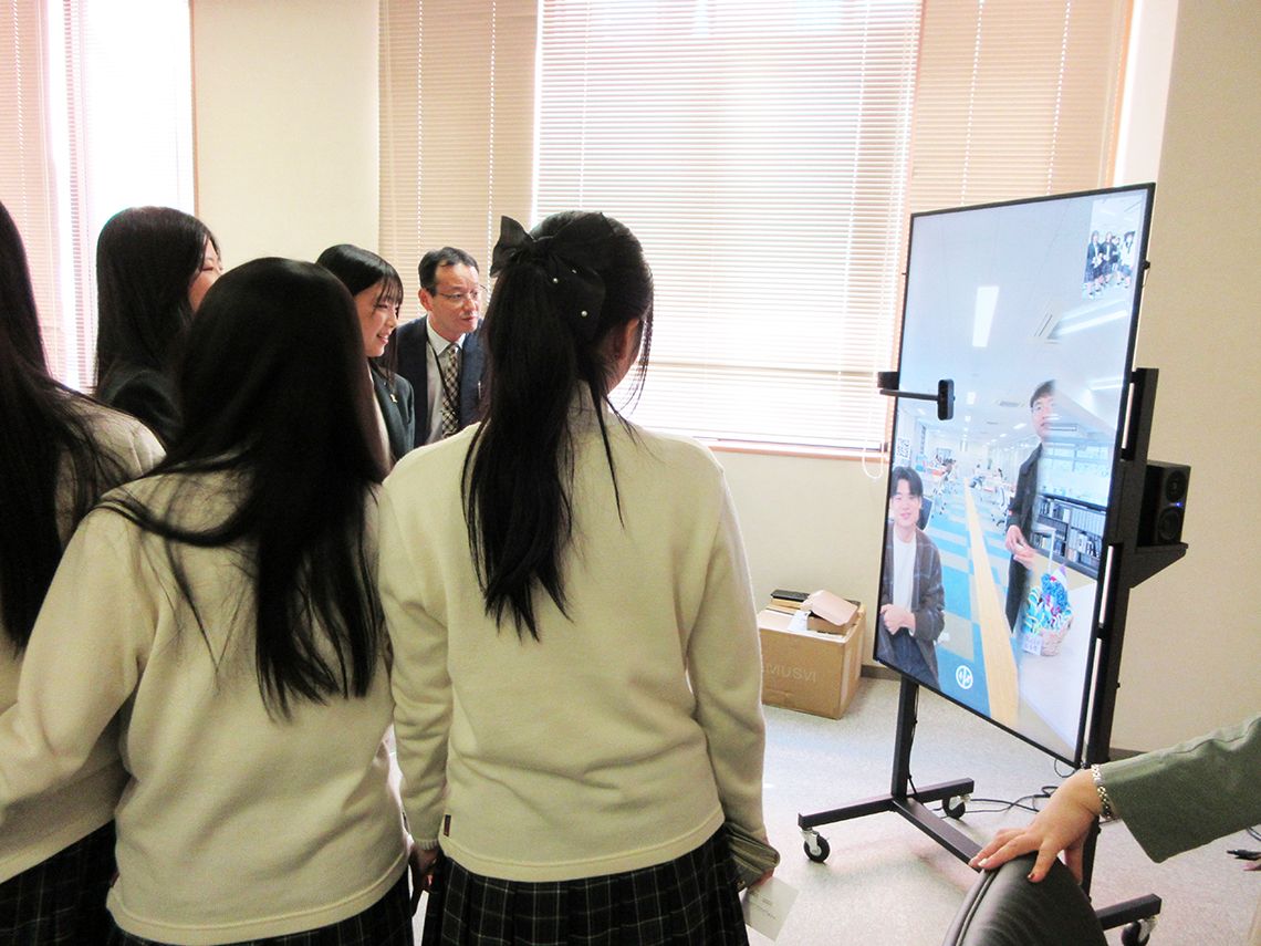 DXハイスクールで展開している「窓」プロジェクトは、高校と大学を遠隔システムで窓のようにつなぐ高大連携の取組(提供:立命館宇治中学校・高等学校)