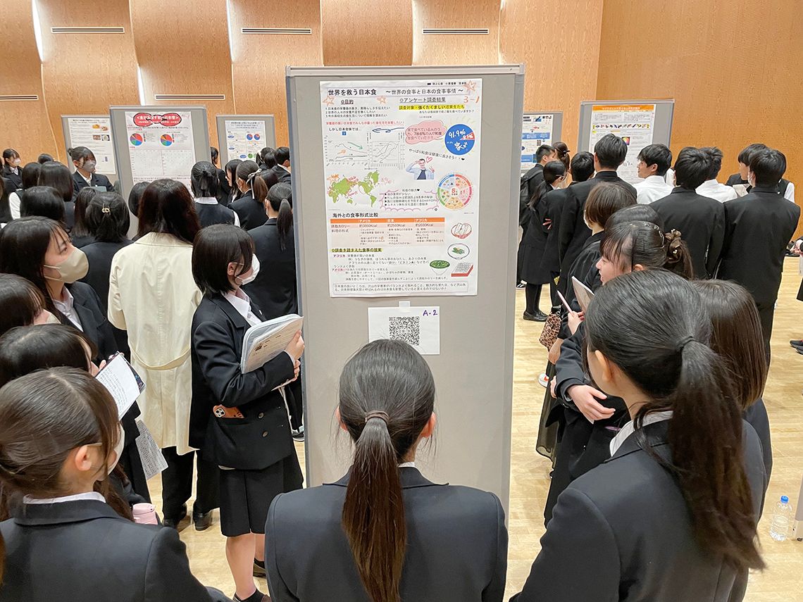 成果発表会で1年はポスター発表を実施。地域の方や中学生も参加した。(提供:静岡県立沼津東高等学校)