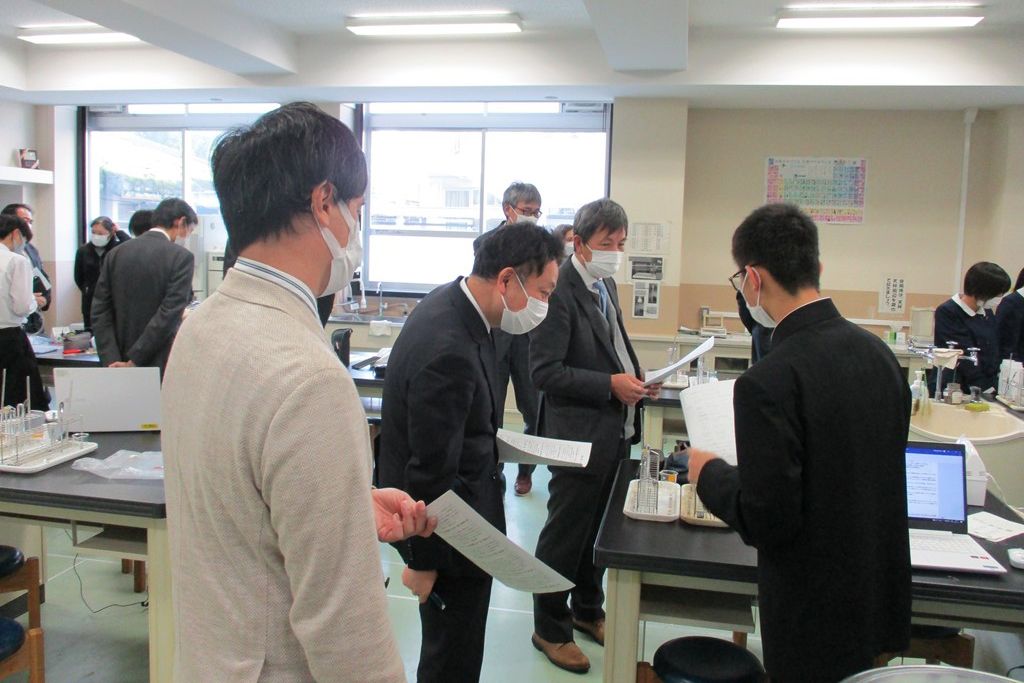 2年生の課題研究では、研究者からの指導や助言を受けながら進めている。（提供：滋賀県立彦根東高等学校）