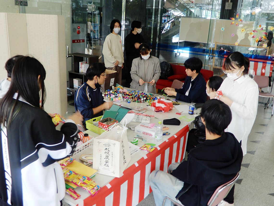 ゼミのつながりで文化祭の準備を進めている生徒たちと教員