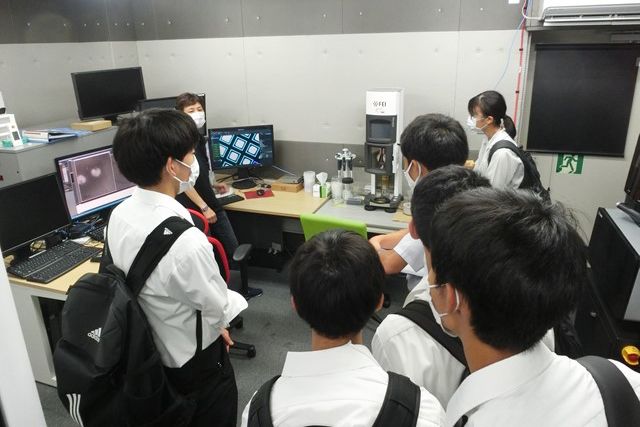 大阪大学での校外研修では、理系学部と文系学部の両方を訪問（提供：滋賀県立彦根東高等学校）