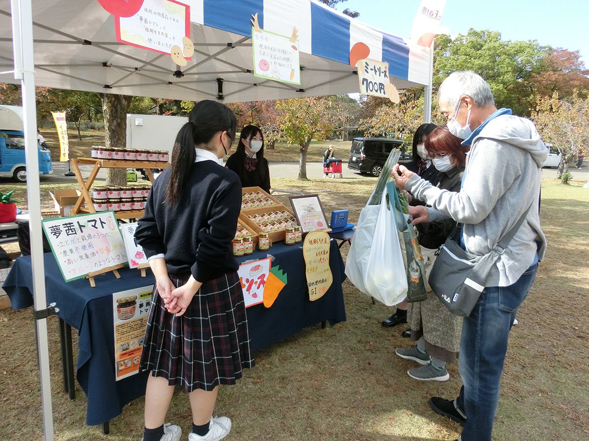 開発したオリジナル商品を生徒自ら販売(提供:兵庫県立佐用高等学校)