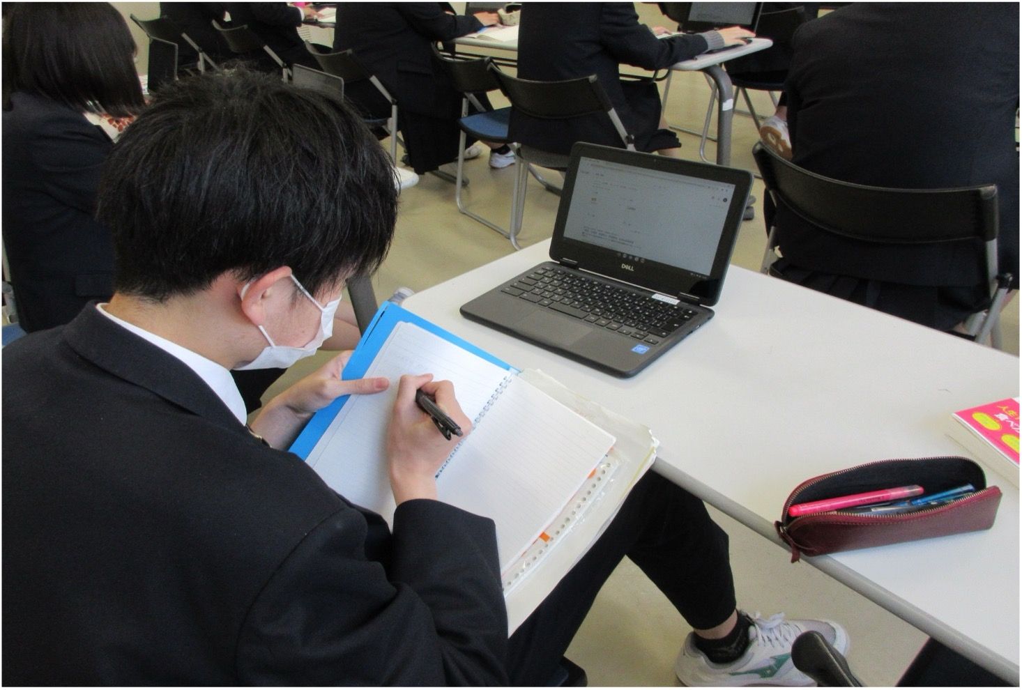 調べ学習の様子。1人1台のChromebookを使い、テーマやわからない単語などについて、能動的に調べ学習を行う(提供:北海道小樽水産高等学校)