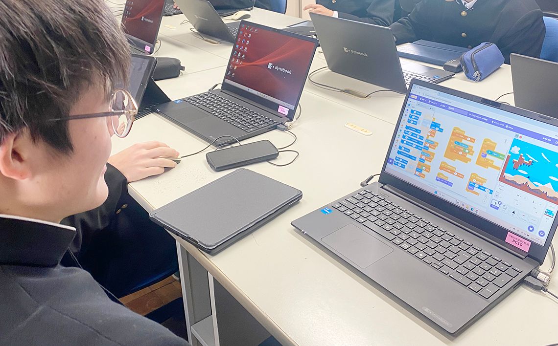 DXハイスクールにより整備したPCとiPadで情報の課題を実施。プリンタも導入した。